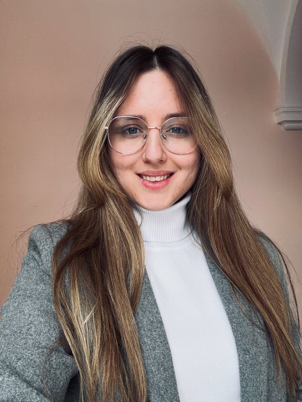 Божена, засновниця Speak Space, усміхається в окулярах і світлому светрі